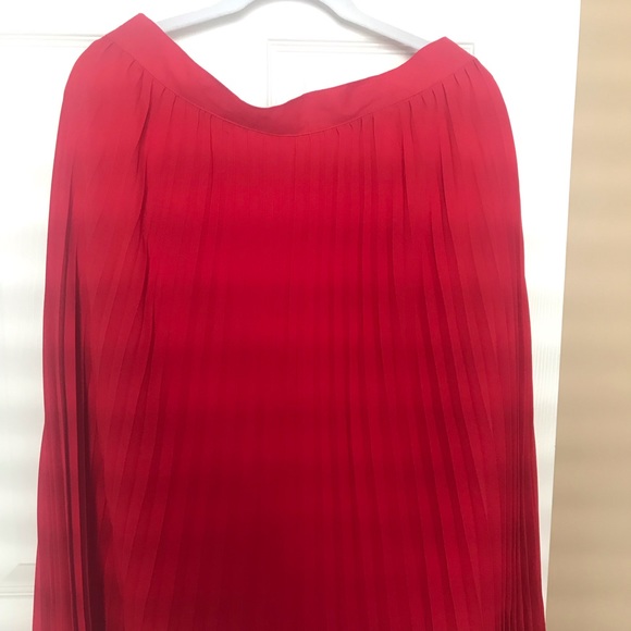 Red skirt - Picture 1 of 2